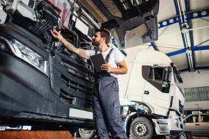 Mobilny serwis TIR Wejherowo, mechanik sprawdza silnik samochodu ciężarowego