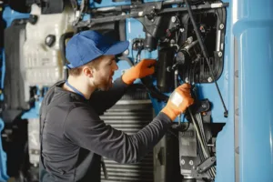 Mobilny serwis TIR w Redzie - mechanik przy samochodzie ciężarowym