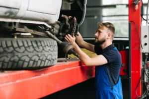 Serwis klimatyzacji samochodów ciężarowych - mechanik przy naprawie pojazdu