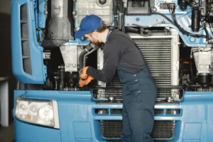 Serwis samochodów dostawczych - mechanik przy naprawie ciężarówki